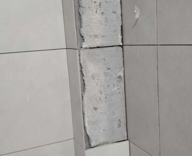 临高瓷砖空鼓维修公司分享下瓷砖施工前基层浇水润湿程度不足，可能导致以下问题